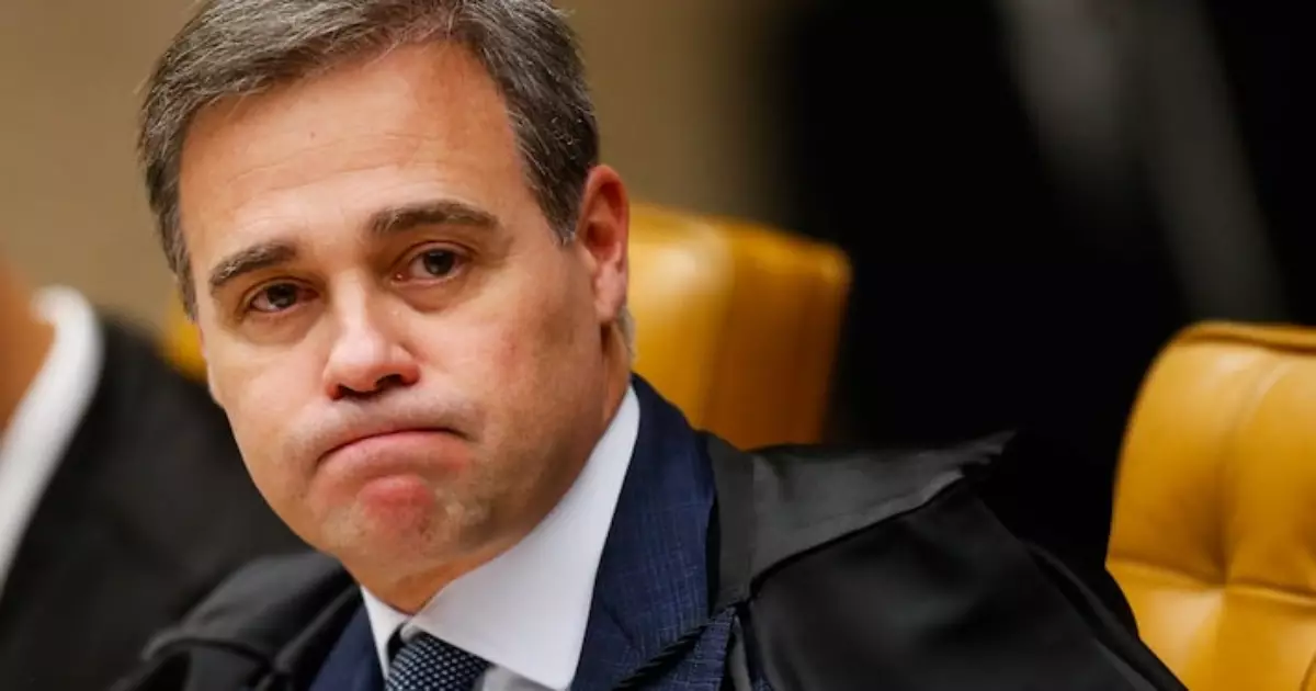 O alvo da vez: Tensão no STF coloca André Mendonça sob escolta e colete à prova de balas