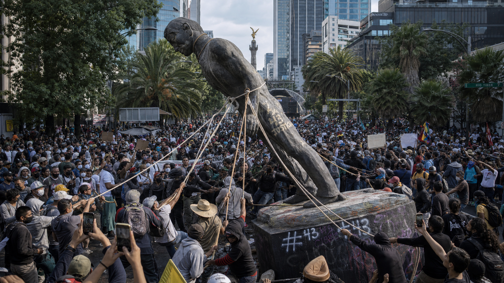 Professores Mexicanos Derrubam Estátuas da Copa do Mundo em Protesto por Melhores Salários