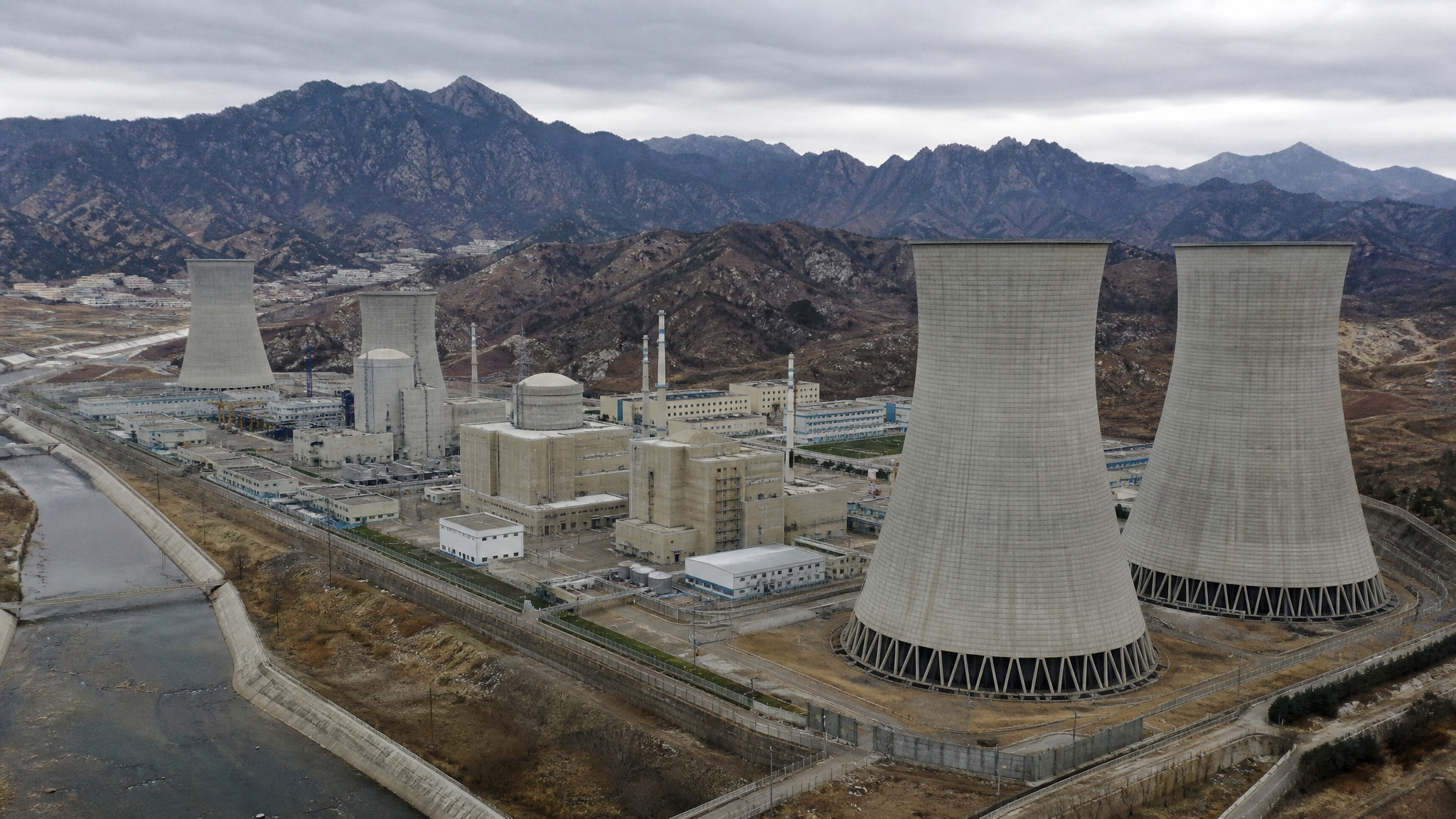 Coreia do Norte Revela Nova Instalação Nuclear e Promete Expansão 'Exponencial' do Arsenal